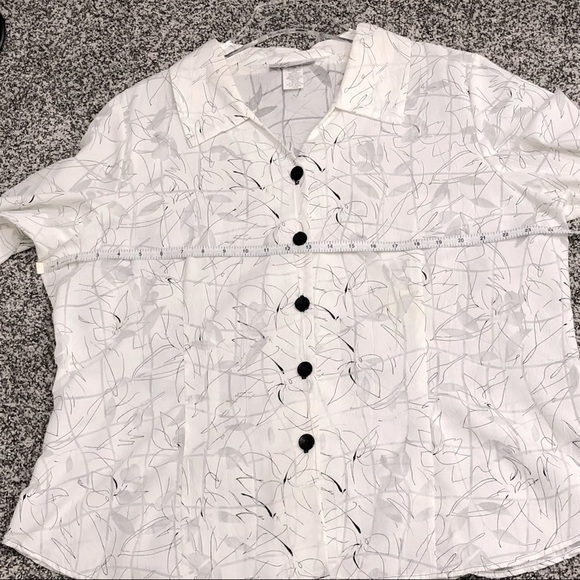 DRESSBARN WOMAN - CRISP WHITE WITH ABSTRACT FLOWERS AND IN GOOD CONDITION - B6 - Picture 7 of 10